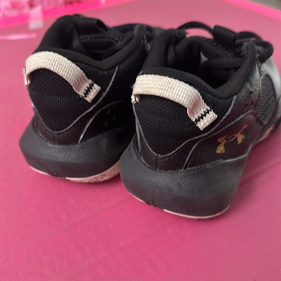 Under Armour Unisex-Child Lockdown 6 Basketball Shoe
Size 13/ black and white. - Picture 4 of 4